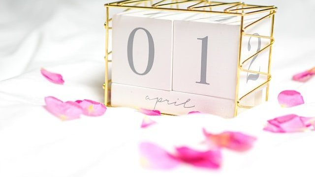 Um quadrado com o número 0 e 1 escrito april e flores em volta