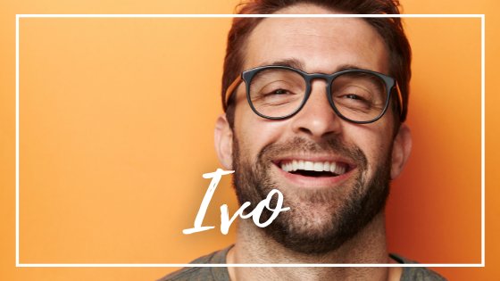 SanneBerg / Canva / Mensagens Com Amor Homem sorrindo em fundo laranja