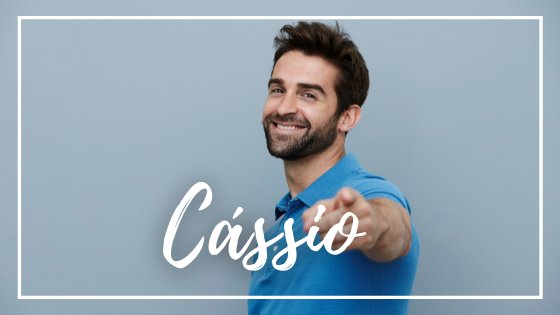 Homem sorrindo e apontando para foto em fundo azul