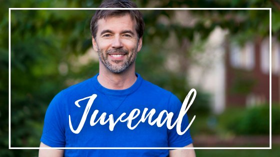 NADOFOTOS / Canva / Mensagens Com Amor Homem sorrindo para foto