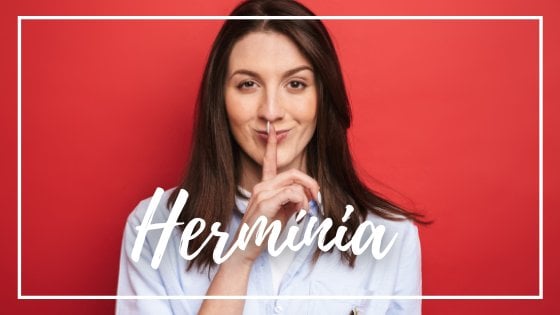 Dean Drobot / Canva / Mensagens Com Amor Mulher fazendo sinal de silêncio em fundo vermelho