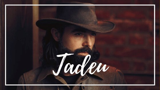 nicoletaionescu / 123RF Homem de barba com chapéu marrom e jaqueta marrom encostado em uma viga de madeira