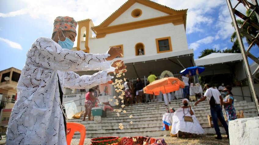 Homem vestido com as roupas da umbanda preparando banho de pipoca