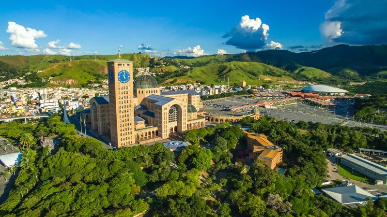 Catedral de Aparecida do Norte em meio a cidade e a vegetação