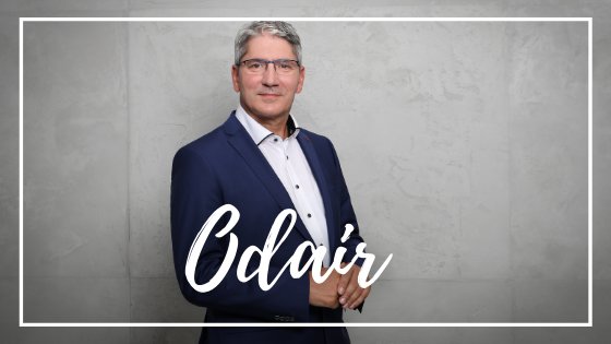 9453247 / Canva / Mensagens Com Amor Homem de terno em fundo cinza