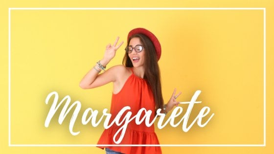 pixelshot / Canva / Mensagens Com Amor Muler posando para foto em fundo amarelo