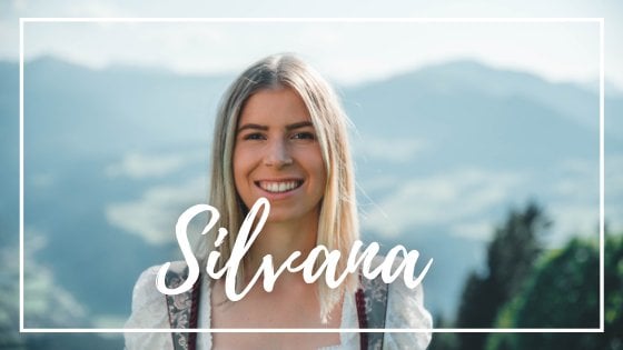 Stephan Seeber / Canva / Mensagens Com Amor Mulher sorrindo para foto num fundo com natureza