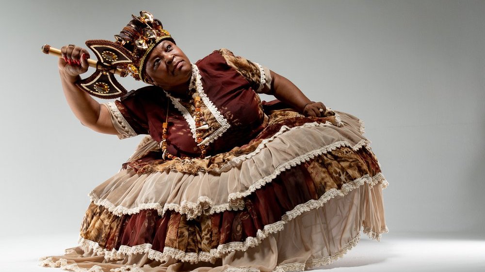 Lucimara Terra / Shutterstock Mulher negra representando o orixá xangô