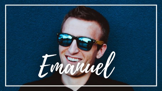 sydneyra / Canva / Mensagens Com Amor Homem de óculos escuro sorrindo para foto em fundo azul