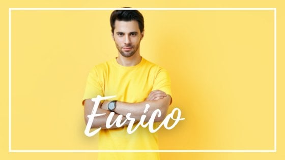 Viktor Gladkov / Canva / Mensagens Com Amor Homem de braço cruzados em fundo amarelo