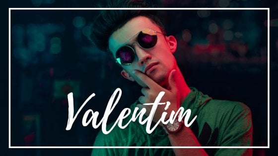 Haseeb Khorami / Canva / Mensagens Com Amor Homem de óculos escuro posando para foto