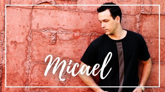 hidesy / Canva / Mensagens Com Amor Homem encostado em muro olhando para baixo