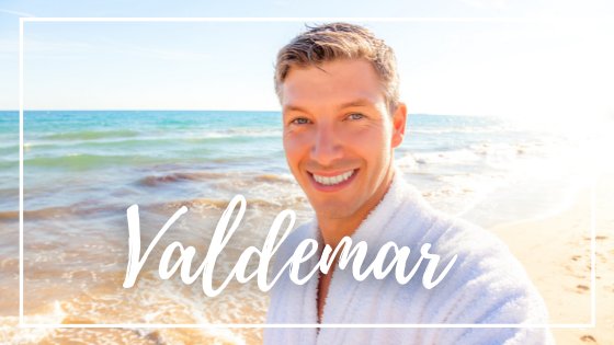 sunemotion / Canva / Mensagens Com Amor Homem na praia sorrindo