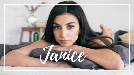 DanilNevsky / Canva / Mensagens Com Amor Mulher deitada olhando para foto