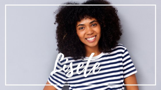 mimagephotography / Canva / Mensagens Com Amor Mulher sorrindo para foto em fundo cinza