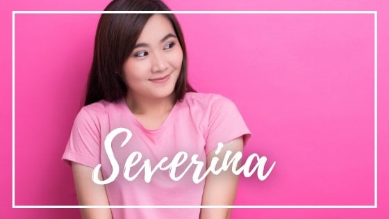 champja / Canva / Mensagens Com Amor Mulher olhando pro lado em fundo rosa