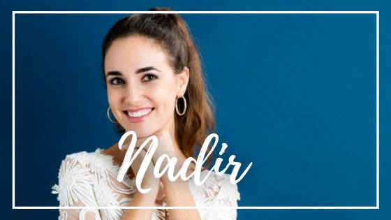 Melpomenem / Canva / Mensagens Com Amor Mulher sorrindo em fundo azul