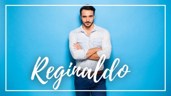 BogdanBrasoveanu / Canva / Mensagens Com Amor Homem de braços cruzados apoiado em fundo azul