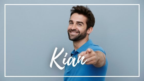 SanneBerg / Canva / Mensagens Com Amor Homem sorrindo e apontando para foto em fundo cinza