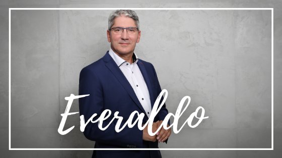8453247 / Canva / Mensagens com Amor Homem de terno posando para foto em fundo cinza