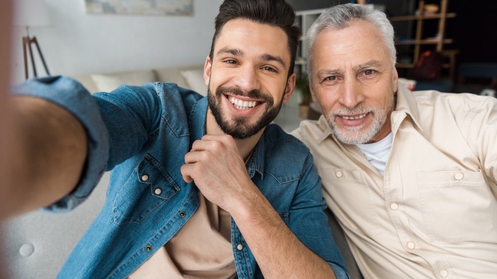 Dois homens tirando uma selfie