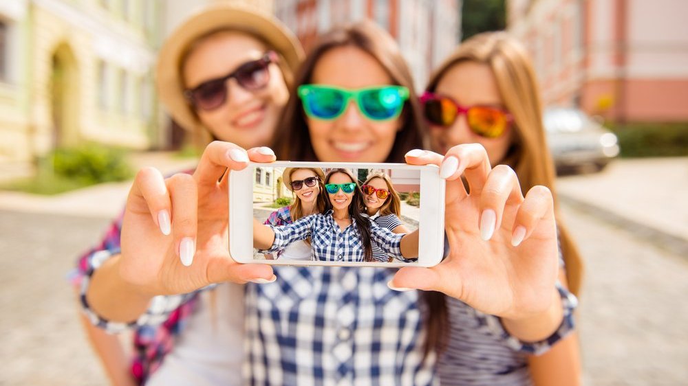 Amigas tirando uma selfie