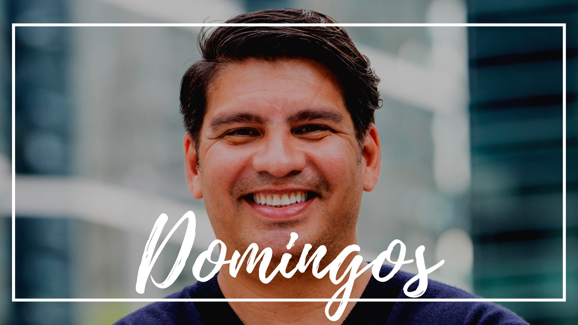 Juanmonino de Getty Images Signature / Canva / Mensagens Com Amor Um homem moreno de cabelos pretos e curtos sorrindo.
