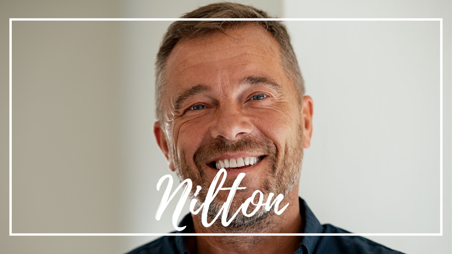 Rido / Canva / Mensagens Com Amor Um homem branco de cabelos curtos. Ele sorri.