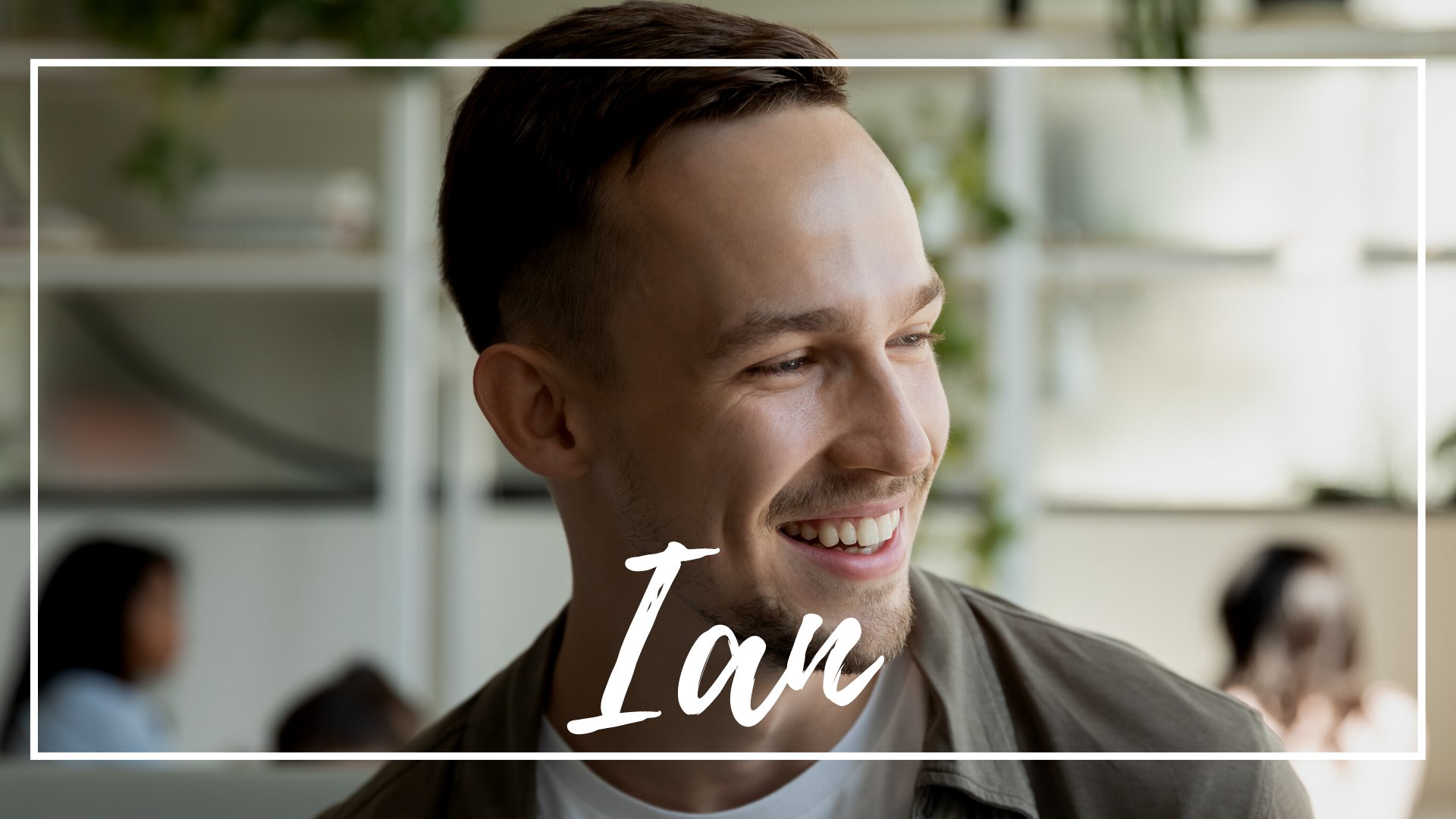 aleksandrdavydovphotos / Canva / Mensagens Com Amor Um homem branco de cabelos curtos. Ele sorri.