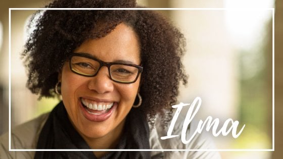 pixelheadphoto digitalskillet / Shutterstock Mulher sorrindo