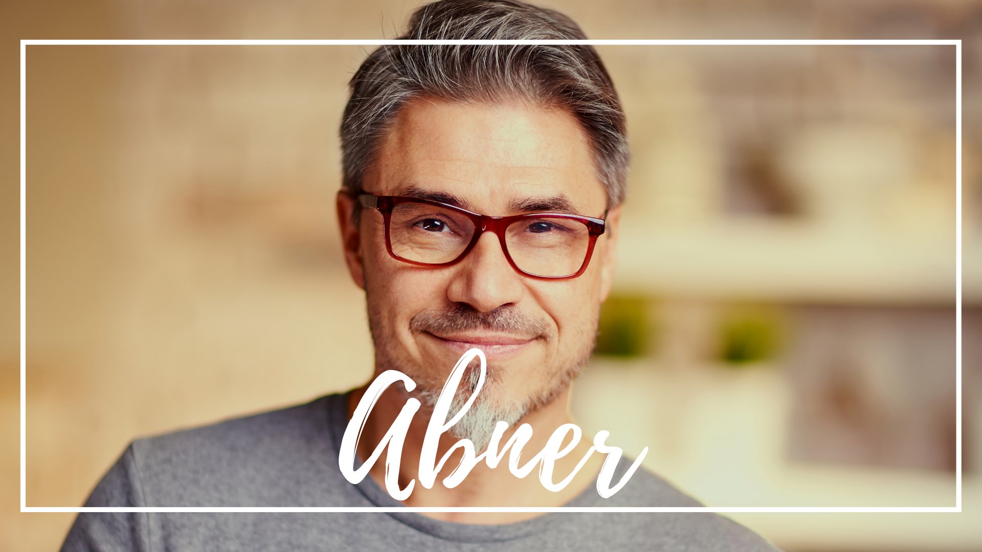 a.dl / Canva / Mensagens Com Amor Um homem maduro de cabelos grisalhos. Ele sorri.