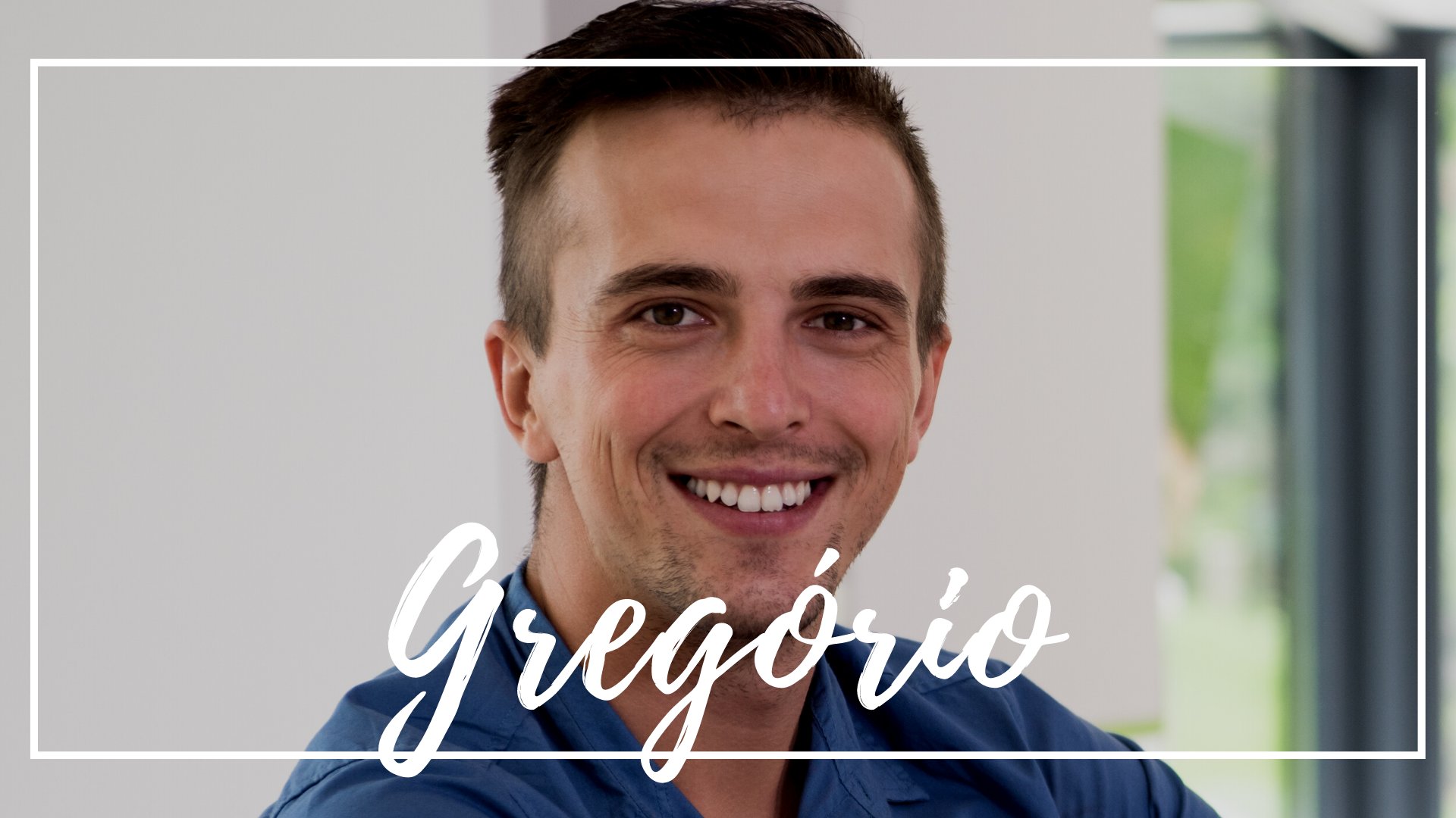 dotshock / Canva / Mensagens Com Amor Um homem branco sorrindo.
