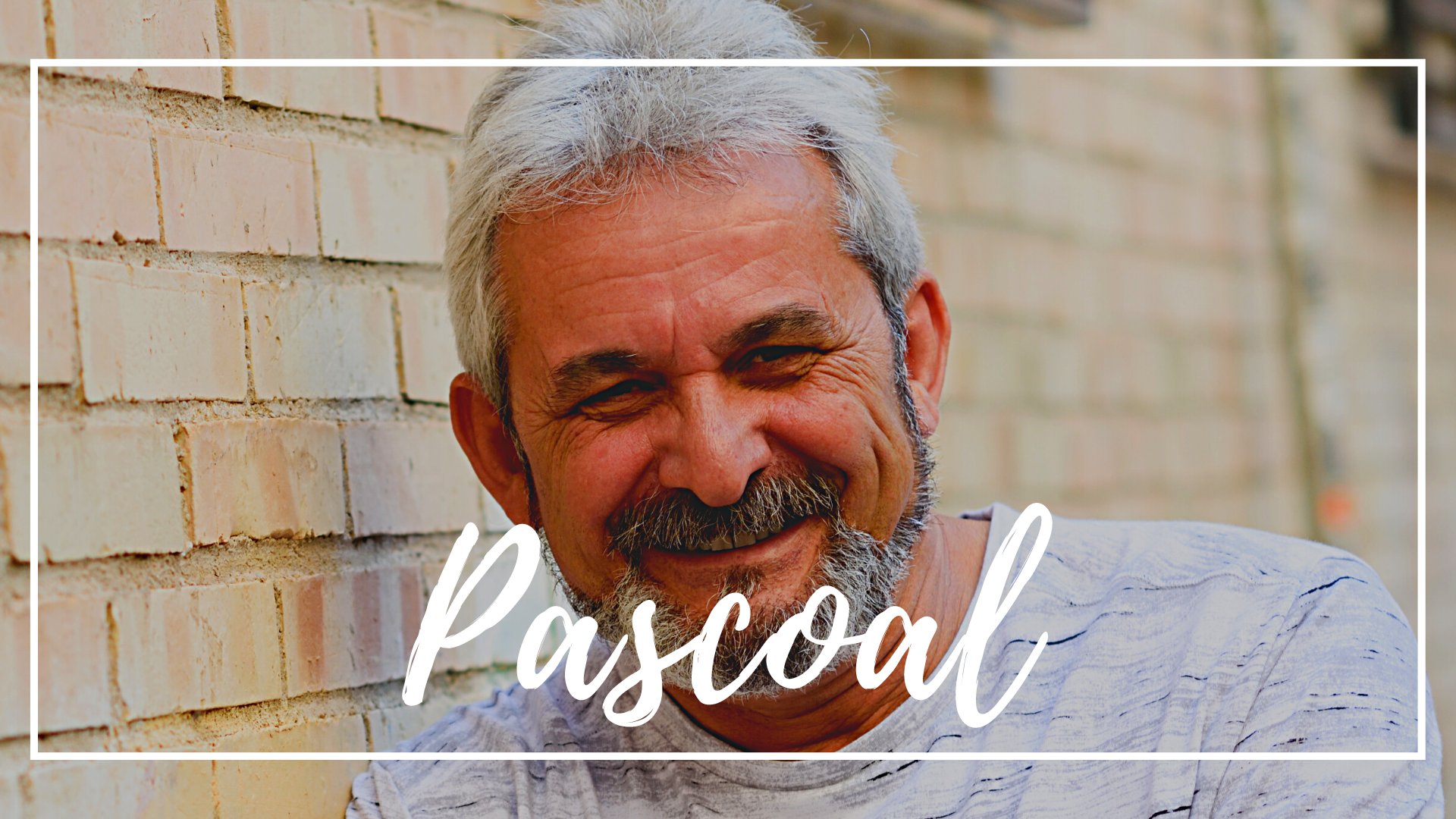 Javier Sánchez Mingorance / Canva / Mensagens Com Amor Um homem de cabelos grisalhos. Ele sorri.