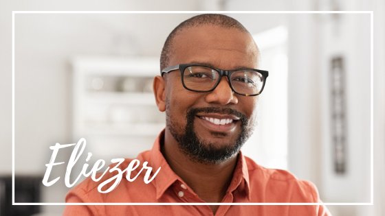 Rido / Shutterstock Homem sorrindo para a foto