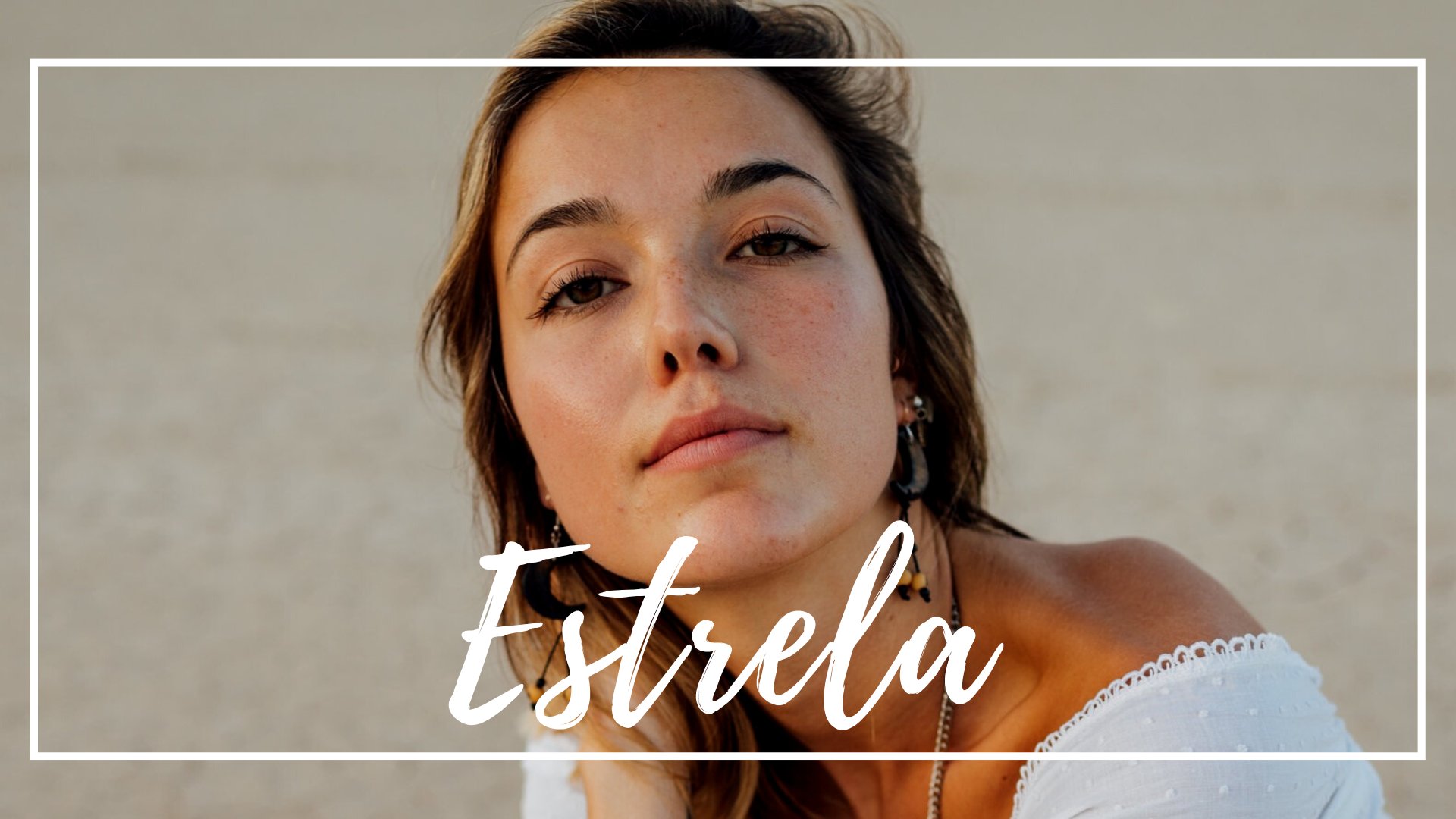 Pexels-2286921 de pixabay / Canva / Mensagens Com Amor Uma mulher branca sorrindo sutilmente.