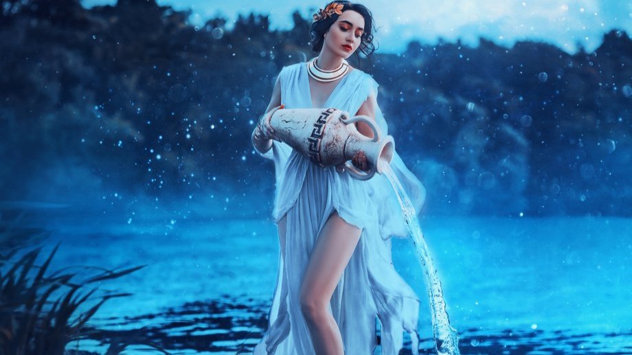 Mulher despejando um vaso de água em um rio