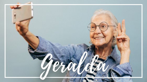 senhora sorrindo e posando para selfie