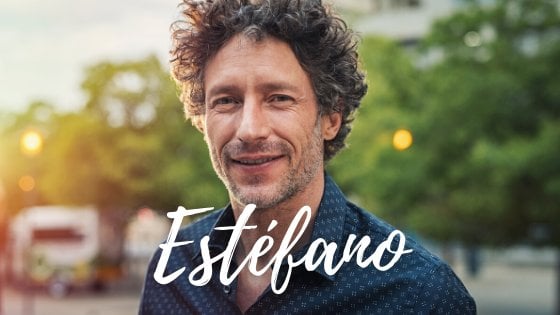 Ridofranz / Canva / Mensagens com Amor Homem branco com cabelos grisalhos e barba rala sorrindo.
