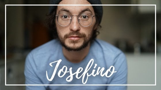 Rentanplan2010 / Canva / Mensagens Com Amor Homem de óculos olhando para a foto