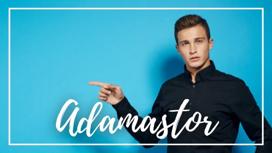 SHOTPRIME / Canva / Mensagens Com Amor Homem apontado para o lado em fundo azul