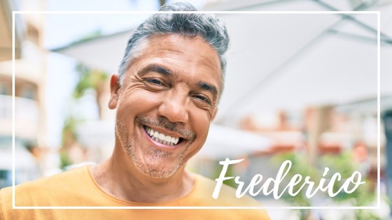 Krakenimages.com / Shutterstock Homem sorrindo para a foto