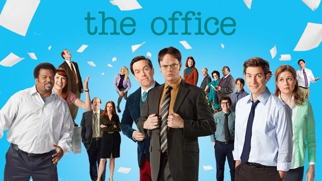 Vários personagens da série The Office reunidos; folhas de papel caem pelo ar.