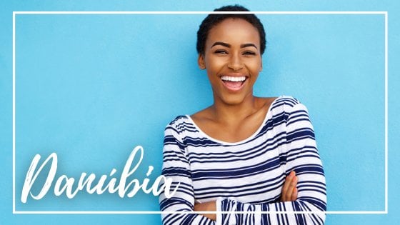 mimagephotography / Shutterstock Mulher de braços cruzados e sorrindo