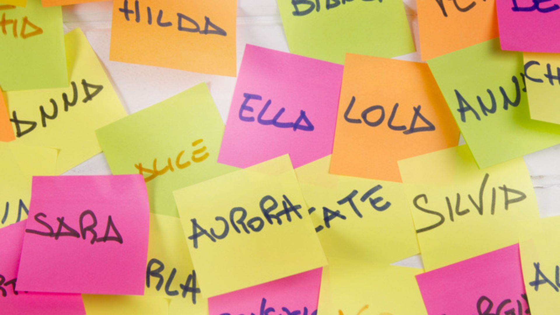 Fotografiche / Shutterstock.com Diversos pos-its coloridos com nomes femininos