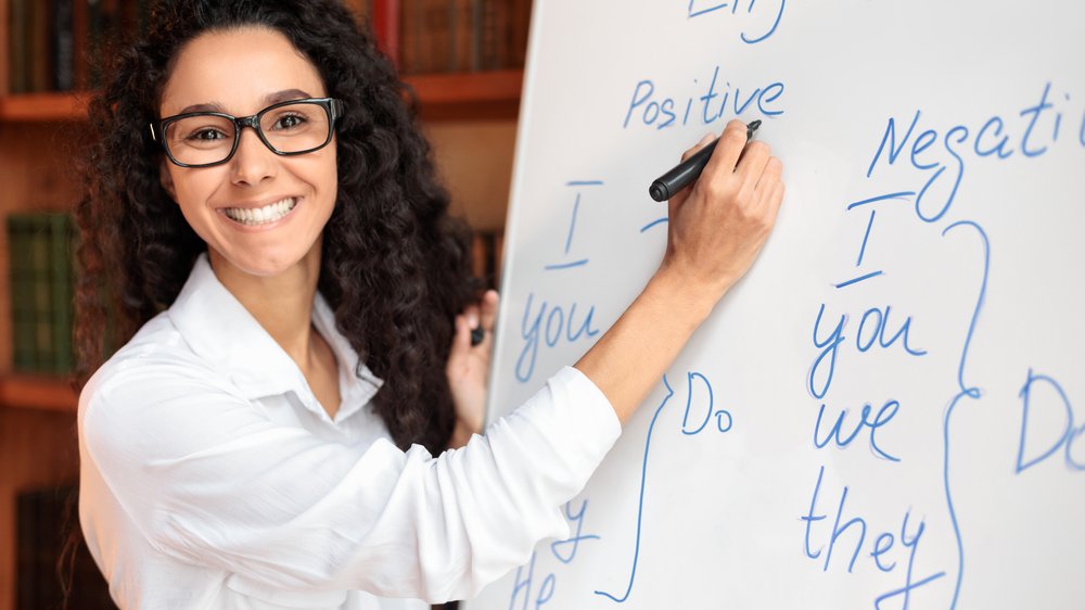 Professora escrevendo na lousa