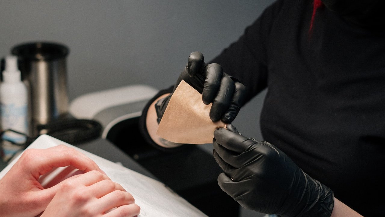 Pessoa trabalhando em cuidado manicure