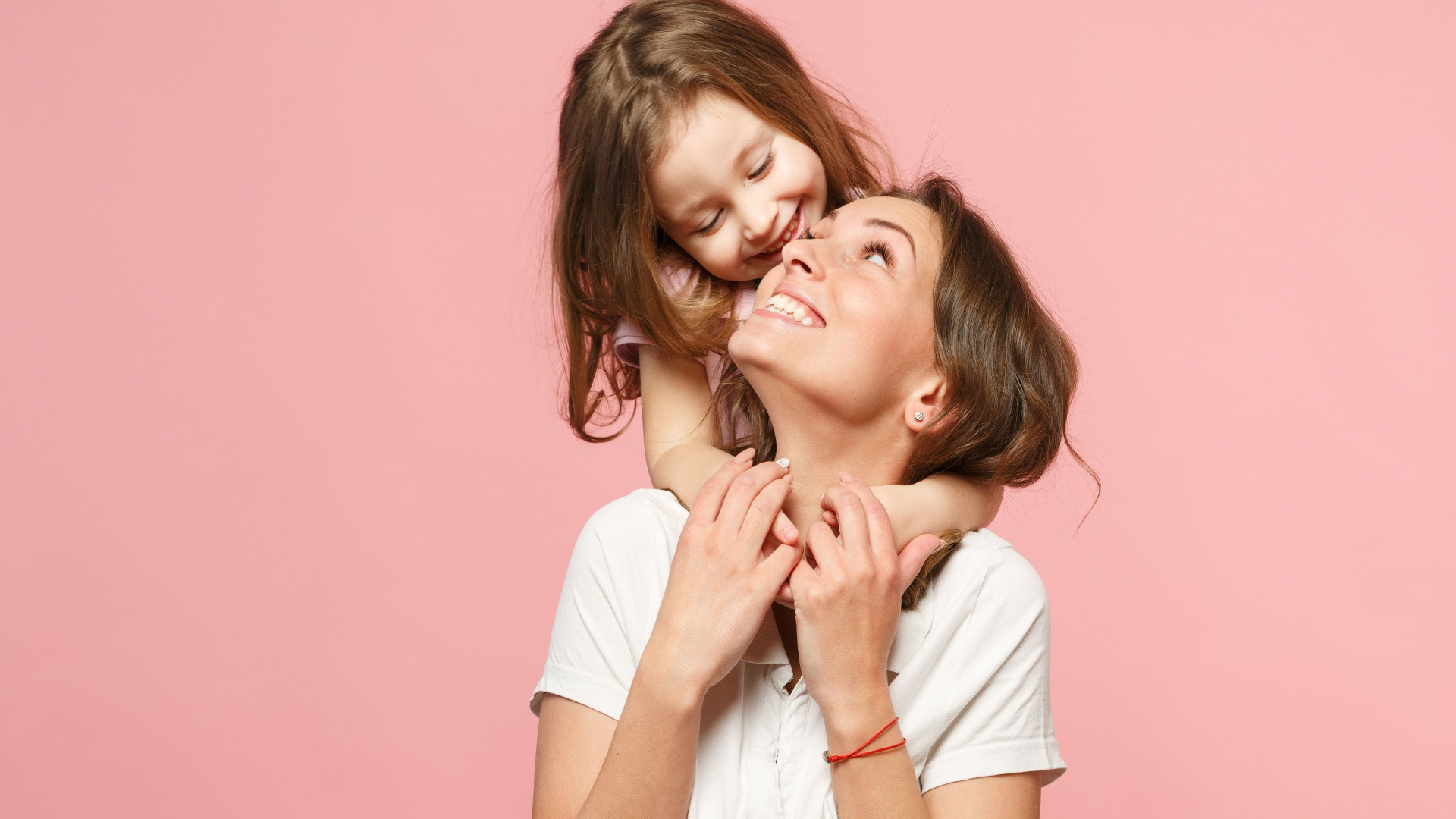 Mãe e filha abraçadas sorrindo