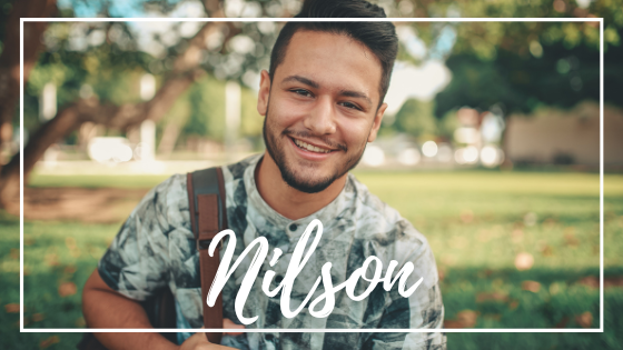 naassomz1 / Canva / Mensagens Com Amor Homem em ambiente natural sorrindo para foto