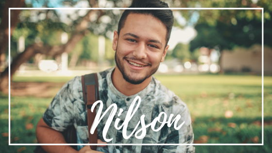 Homem em ambiente natural sorrindo para foto