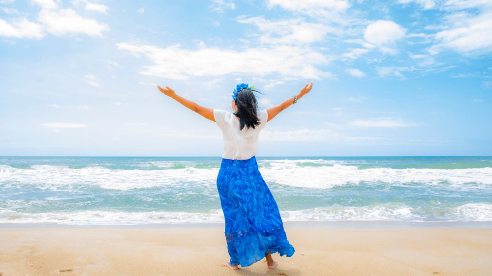 manolobastos / Shutterstock Mulher de frente pro mar